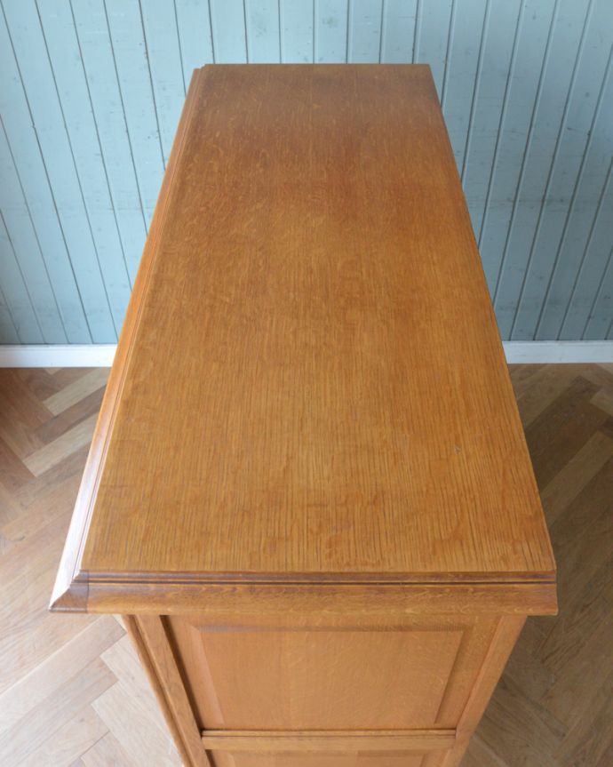 アンティークのキャビネット アンティーク家具 フランス輸入のアンティーク家具、扉の華やかな彫りの木製キャビネット。天板もピカピカにお直ししました。(j-1776-f)