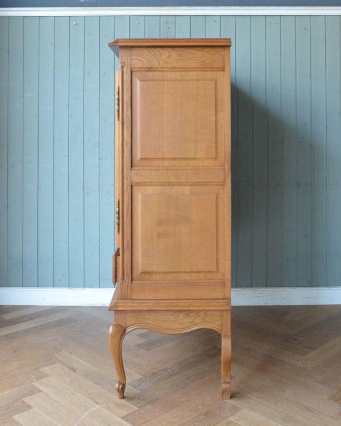 アンティークのキャビネット アンティーク家具 フランス輸入のアンティーク家具、扉の華やかな彫りの木製キャビネット。サイドも額縁みたいな高級感のある彫。(j-1776-f)