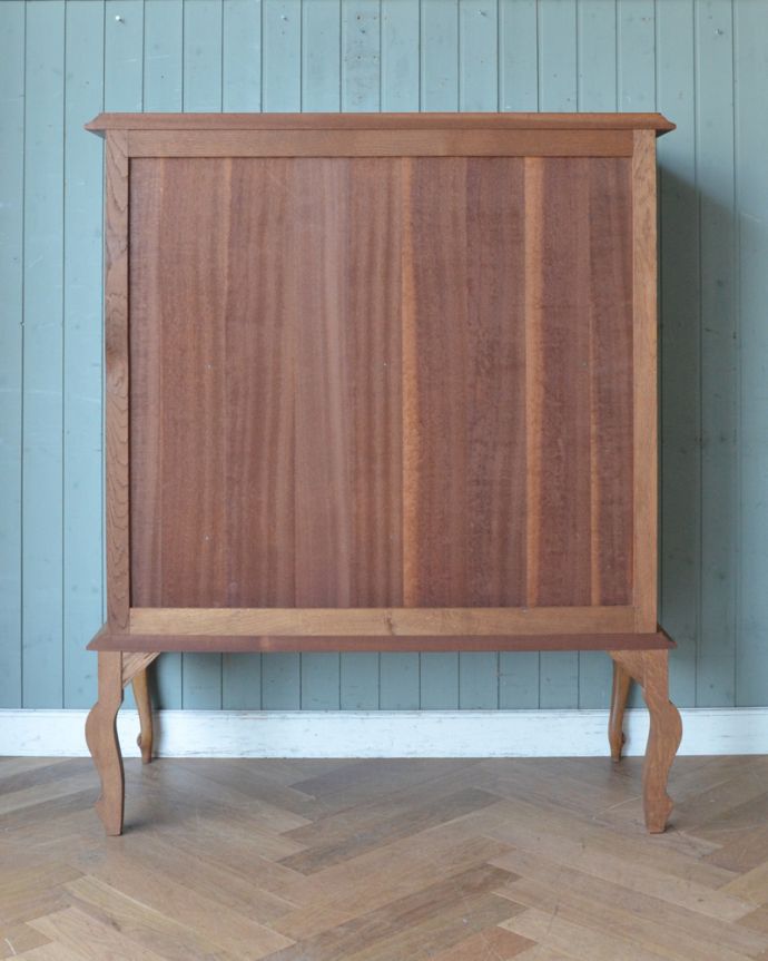 アンティークのキャビネット アンティーク家具 フランス輸入のアンティーク家具、扉の華やかな彫りの木製キャビネット。きちんとメンテナンスしてあるので、裏側もキレイです。(j-1776-f)