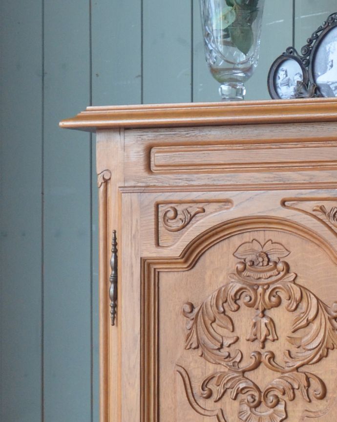 アンティークのキャビネット アンティーク家具 フランス輸入のアンティーク家具、扉の華やかな彫りの木製キャビネット。角は丸く仕上げているので、小さいお子さんがいるご家庭でも安心です。(j-1776-f)