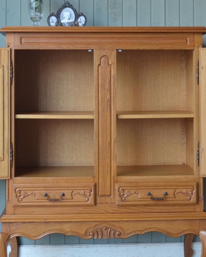 アンティークのキャビネット アンティーク家具 フランス輸入のアンティーク家具、扉の華やかな彫りの木製キャビネット。内側もキレイな状態です。(j-1776-f)