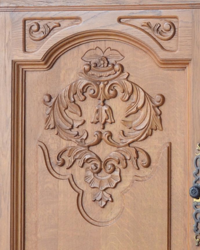 アンティークのキャビネット アンティーク家具 フランス輸入のアンティーク家具、扉の華やかな彫りの木製キャビネット。植物があしらわれた装飾にはどこか和の美しさを感じます。(j-1776-f)