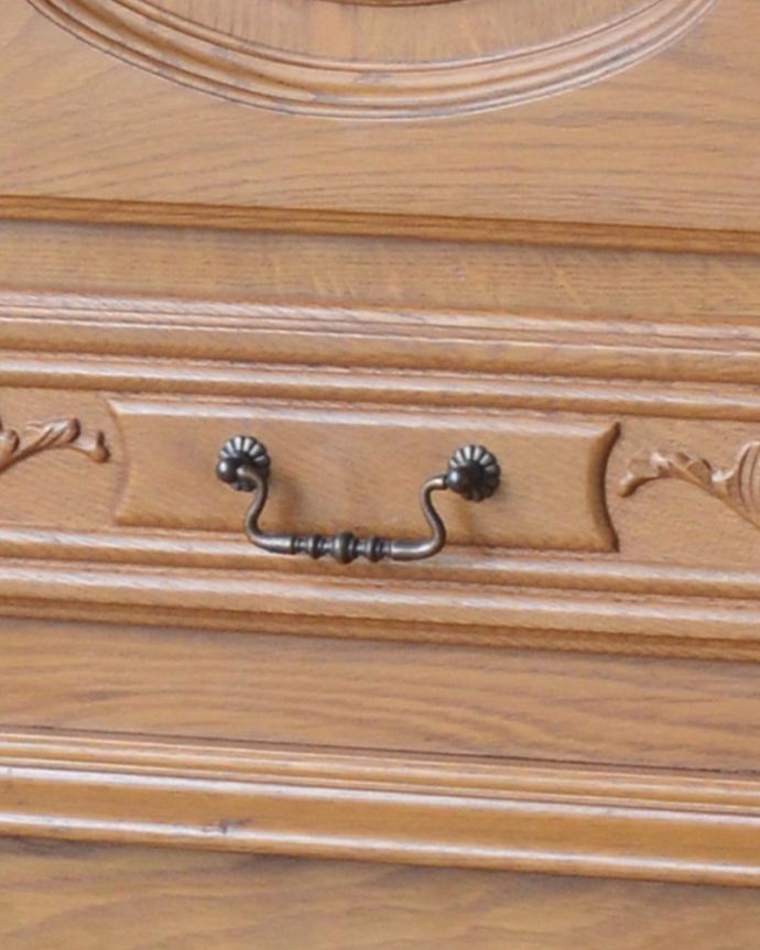 アンティークのキャビネット アンティーク家具 フランス輸入のアンティーク家具、扉の華やかな彫りの木製キャビネット。引き出しの取っ手はハンドルタイプです。(j-1776-f)