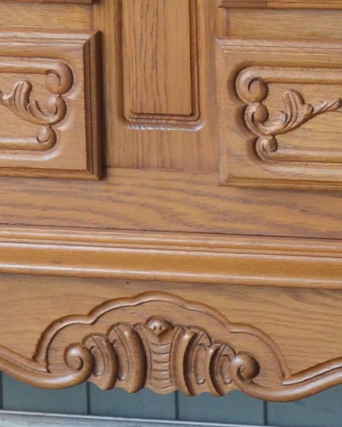 アンティークのキャビネット アンティーク家具 フランス輸入のアンティーク家具、扉の華やかな彫りの木製キャビネット。隅々にまでこだわった装飾が刻まれています。(j-1776-f)