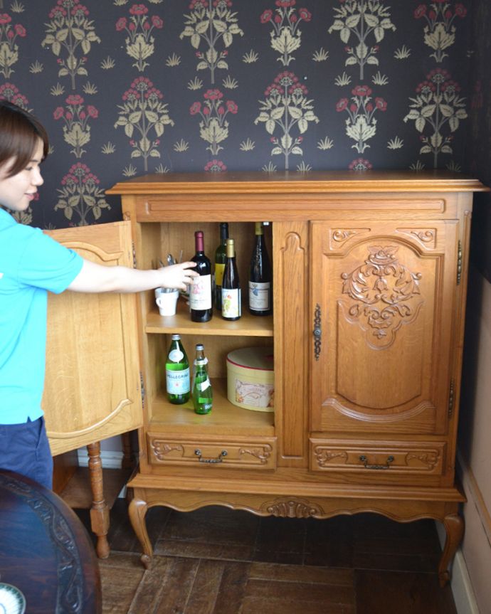 アンティークのキャビネット アンティーク家具 フランス輸入のアンティーク家具、扉の華やかな彫りの木製キャビネット。中にたっぷり収納が出来て、中身も見えないって、便利!。(j-1776-f)