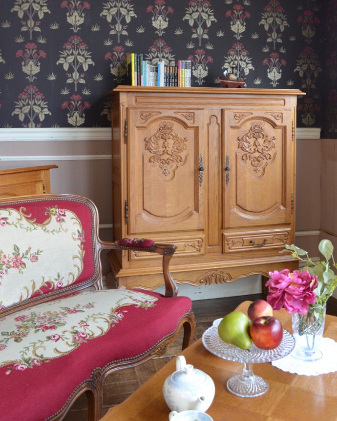 アンティークのキャビネット　アンティーク家具　フランス輸入のアンティーク家具、扉の華やかな彫りの木製キャビネット。。(j-1776-f)