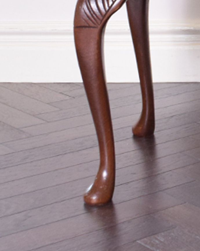 ロイドテーブル　アンティーク家具　優雅なアンティーク家具、ガラストップのアンティークセンターテーブル（コーヒーテーブル）。美しい猫脚でしっかりテーブルを支えます。(j-1778-f)