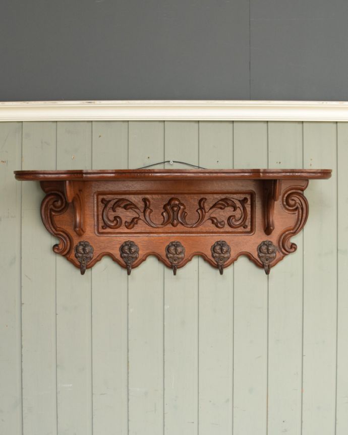 ウォールシェルフ・ウォールハンガー アンティーク家具 華やかな彫りがたっぷり付いた、フランスのアンティークウォールハンガー(壁付けシェルフ)。木製で存在感のある本格的なインテリアです。(j-1782-f)