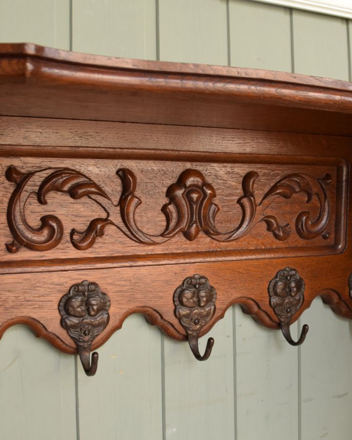 ウォールシェルフ・ウォールハンガー アンティーク家具 華やかな彫りがたっぷり付いた、フランスのアンティークウォールハンガー(壁付けシェルフ)。どこから見ても丁寧に彫りの装飾が施してあります。(j-1782-f)