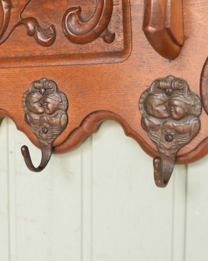 ウォールシェルフ・ウォールハンガー アンティーク家具 華やかな彫りがたっぷり付いた、フランスのアンティークウォールハンガー(壁付けシェルフ)。アンティークならではの雰囲気のあるフックが付いています。(j-1782-f)