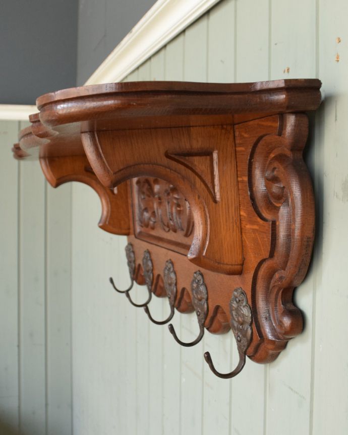 ウォールシェルフ・ウォールハンガー アンティーク家具 華やかな彫りがたっぷり付いた、フランスのアンティークウォールハンガー(壁付けシェルフ)。横から見ても美しいデザインです。(j-1782-f)