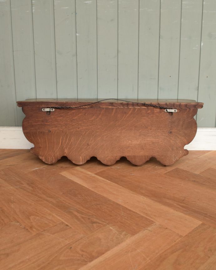 ウォールシェルフ・ウォールハンガー アンティーク家具 華やかな彫りがたっぷり付いた、フランスのアンティークウォールハンガー(壁付けシェルフ)。※アンティークは新品ではないので、もちろん経年変化によるキズはありますが、専門の職人が目立たないようキレイにお直しをしているので、後姿までキレイです。(j-1782-f)