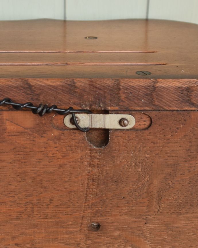 ウォールシェルフ・ウォールハンガー アンティーク家具 華やかな彫りがたっぷり付いた、フランスのアンティークウォールハンガー(壁付けシェルフ)。重量があるので壁に取り付けの際は、しっかりとネジで固定してください。(j-1782-f)