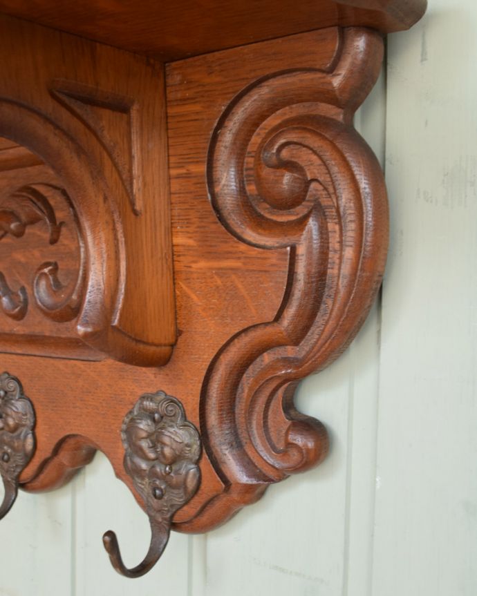 ウォールシェルフ・ウォールハンガー アンティーク家具 華やかな彫りがたっぷり付いた、フランスのアンティークウォールハンガー(壁付けシェルフ)。フランスらしい優雅な彫りが隅々に施されています。(j-1782-f)
