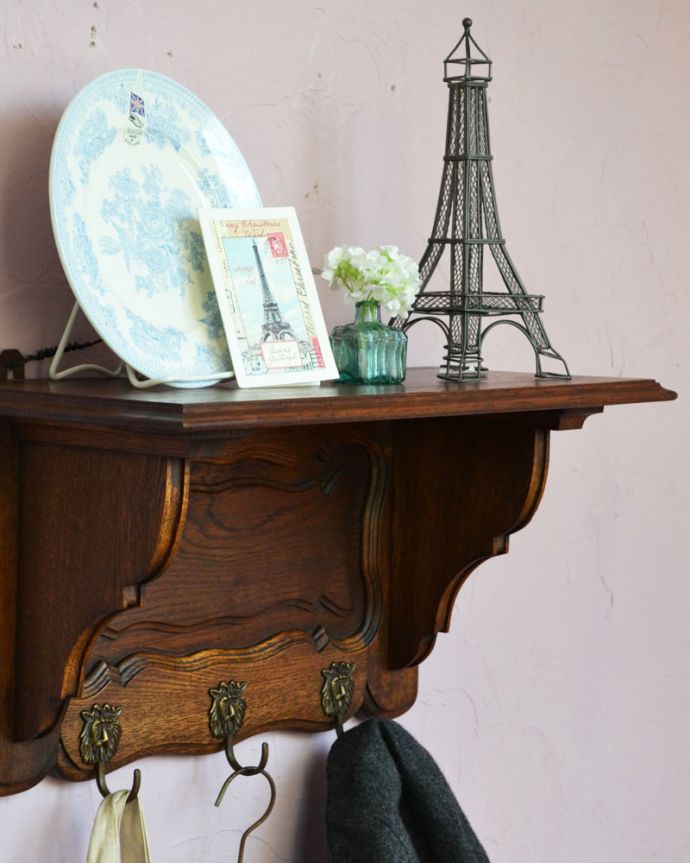 ウォールシェルフ・ウォールハンガー　アンティーク家具　フランスアンティークの壁付け家具、ライオンのフックがカッコイイウォールハンガー（壁付けシェルフ）。木製で存在感のある本格的なインテリアです。(j-1783-f)