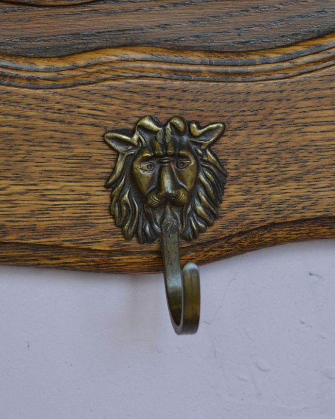 ウォールシェルフ・ウォールハンガー　アンティーク家具　フランスアンティークの壁付け家具、ライオンのフックがカッコイイウォールハンガー（壁付けシェルフ）。ライオンモチーフのカッコイイフックが付いています。(j-1783-f)