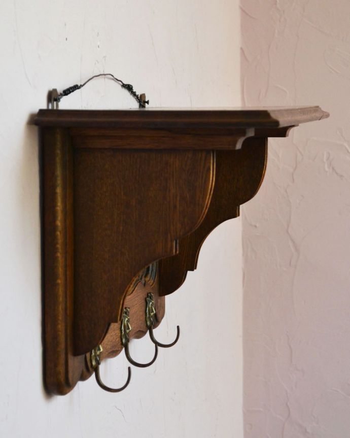 ウォールシェルフ・ウォールハンガー　アンティーク家具　フランスアンティークの壁付け家具、ライオンのフックがカッコイイウォールハンガー（壁付けシェルフ）。横から見ても美しいデザインです。(j-1783-f)