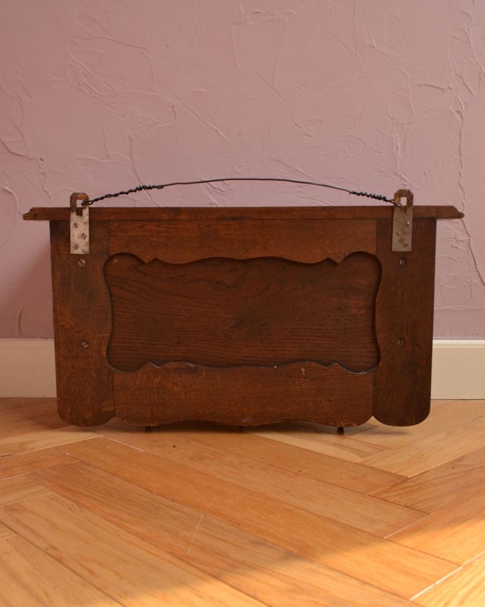 ウォールシェルフ・ウォールハンガー　アンティーク家具　フランスアンティークの壁付け家具、ライオンのフックがカッコイイウォールハンガー（壁付けシェルフ）。アンティークは新品ではないので、もちろん経年変化によるキズはありますが、専門の職人が目立たないようキレイにお直しをしているので、後姿までキレイです。(j-1783-f)