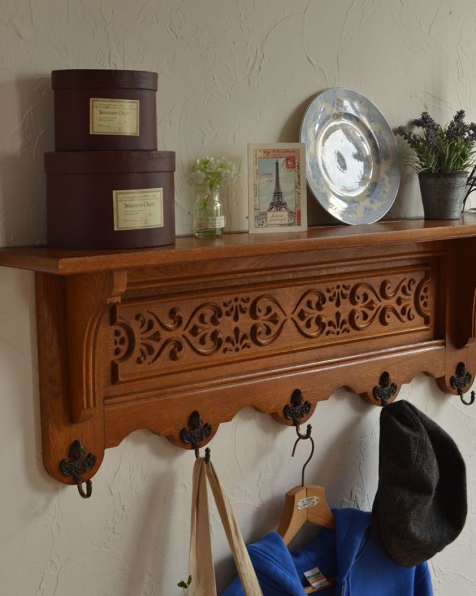ウォールシェルフ・ウォールハンガー　アンティーク家具　フランスアンティークの壁付け家具、華やかな装飾が美しいウォールハンガー（壁付けシェルフ）。木製で存在感のある本格的なインテリアです。(j-1784-f)