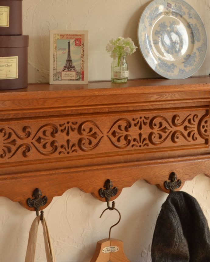 ウォールシェルフ・ウォールハンガー　アンティーク家具　フランスアンティークの壁付け家具、華やかな装飾が美しいウォールハンガー（壁付けシェルフ）。どこから見ても丁寧に彫りの装飾が施してあります。(j-1784-f)