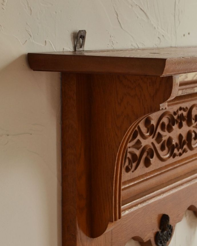 ウォールシェルフ・ウォールハンガー　アンティーク家具　フランスアンティークの壁付け家具、華やかな装飾が美しいウォールハンガー（壁付けシェルフ）。棚受けも木製なので、どこか高級感が漂います。(j-1784-f)