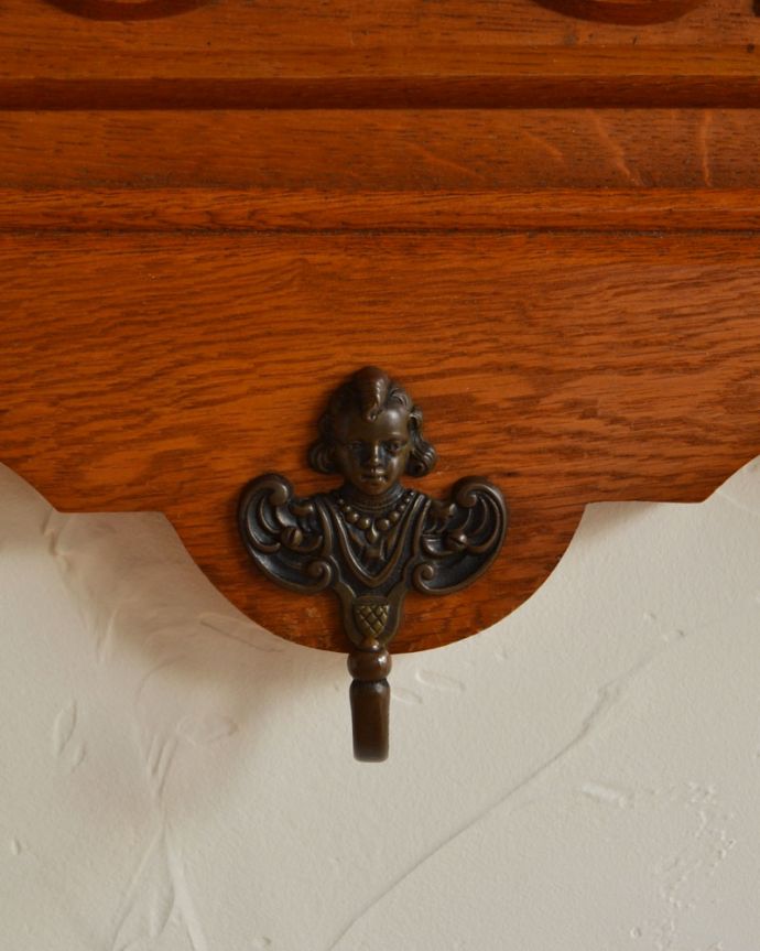 ウォールシェルフ・ウォールハンガー　アンティーク家具　フランスアンティークの壁付け家具、華やかな装飾が美しいウォールハンガー（壁付けシェルフ）。アンティークならではのフックが付いています。(j-1784-f)