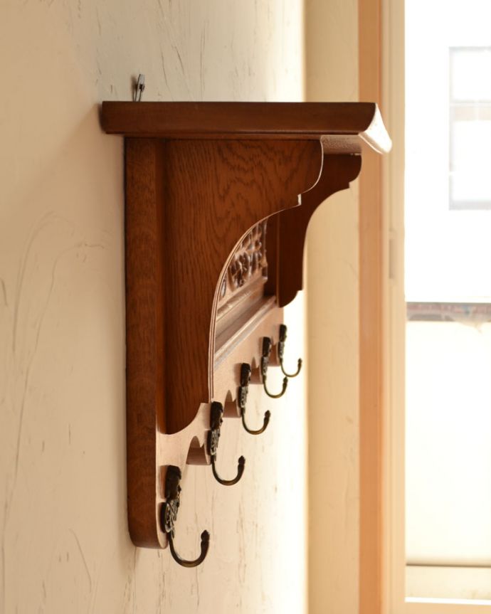 ウォールシェルフ・ウォールハンガー　アンティーク家具　フランスアンティークの壁付け家具、華やかな装飾が美しいウォールハンガー（壁付けシェルフ）。重量があるので壁に取り付けの際は、しっかりとネジで固定してください。(j-1784-f)