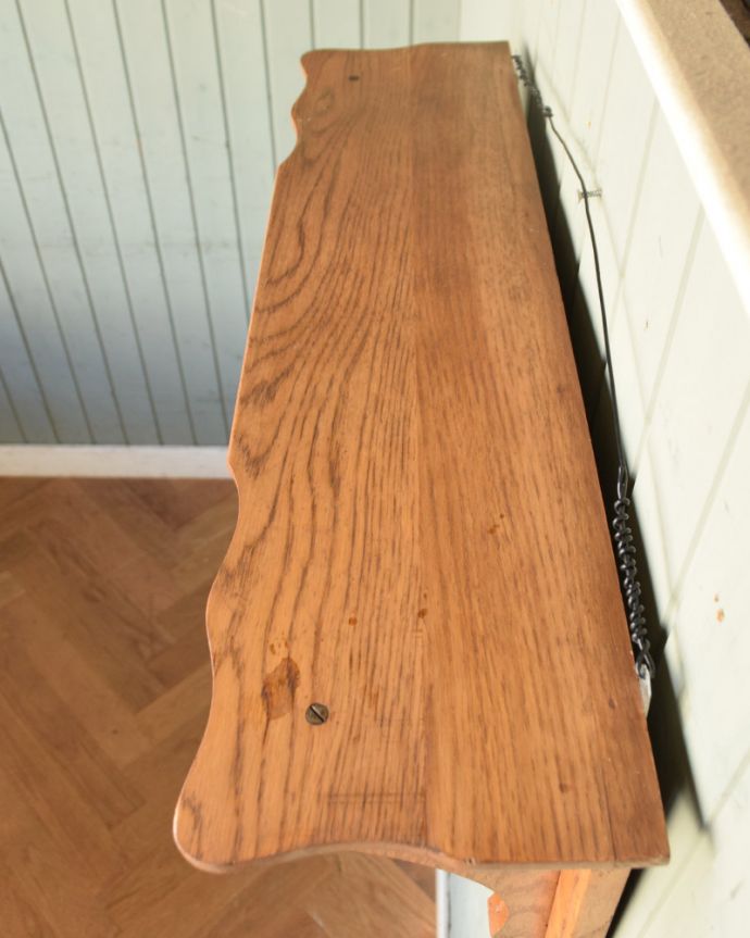 ウォールシェルフ・ウォールハンガー　アンティーク家具　フランスらしい華やかな彫が壁を彩る、オーク材のアンティークウォールハンガー（壁付けシェルフ）。たっぷりとディスプレイができる天板です。(j-1785-f)