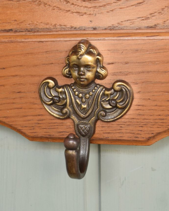 ウォールシェルフ・ウォールハンガー　アンティーク家具　フランスらしい華やかな彫が壁を彩る、オーク材のアンティークウォールハンガー（壁付けシェルフ）。アンティークならではの雰囲気のあるフックが付いています。(j-1785-f)