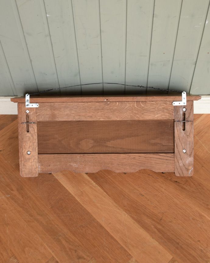 ウォールシェルフ・ウォールハンガー　アンティーク家具　フランスらしい華やかな彫が壁を彩る、オーク材のアンティークウォールハンガー（壁付けシェルフ）。※アンティークは新品ではないので、もちろん経年変化によるキズはありますが、専門の職人が目立たないようキレイにお直しをしているので、後姿までキレイです。(j-1785-f)