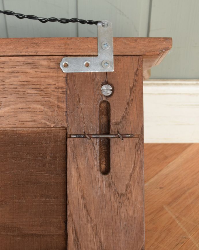 ウォールシェルフ・ウォールハンガー　アンティーク家具　フランスらしい華やかな彫が壁を彩る、オーク材のアンティークウォールハンガー（壁付けシェルフ）。重量があるので壁に取り付けの際は、しっかりとネジで固定してください。(j-1785-f)