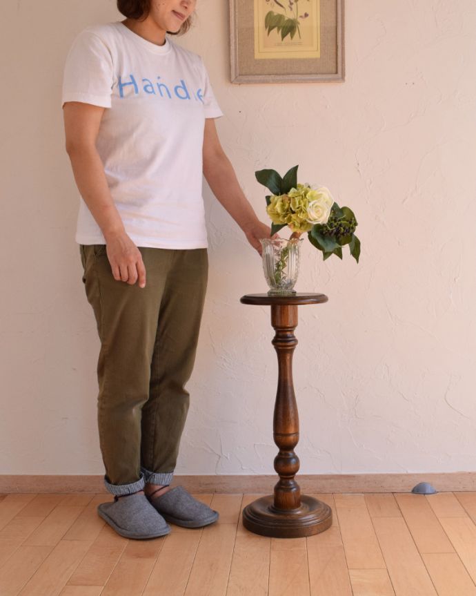 ロイドテーブル アンティーク家具 英国スタイルに似合うアンティーク家具、彫りのきれいなプランツスタンド(花台)。お部屋の片隅に置いてあるだけでオシャレな空気に!持ち運びがしやすく、場所もとらないので重宝します。(j-1786-f)