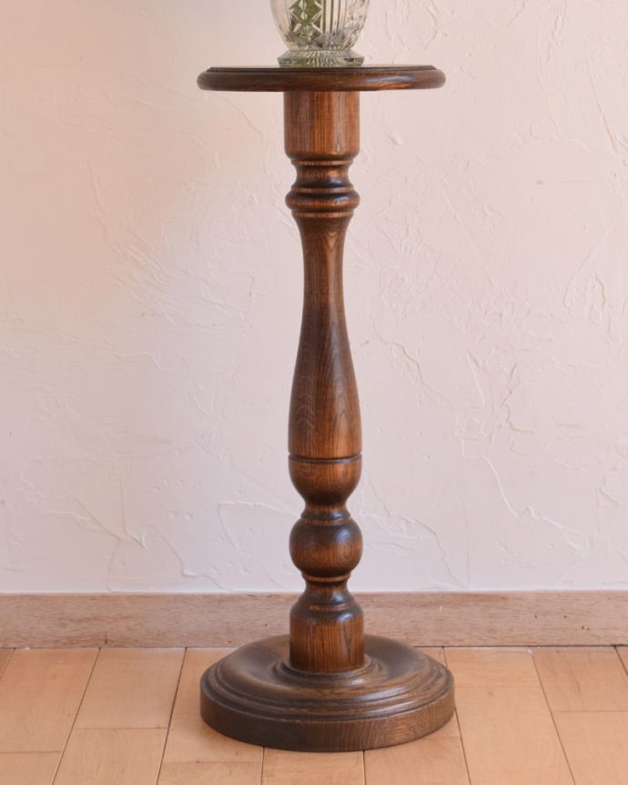 ロイドテーブル アンティーク家具 英国スタイルに似合うアンティーク家具、彫りのきれいなプランツスタンド(花台)。彫りが入った脚は遠くから見てもキレイ!アンティークは新品ではないので、経年変化によるキズはありますが、専門の職人によって目立たないようにキレイにお直しをしています。(j-1786-f)