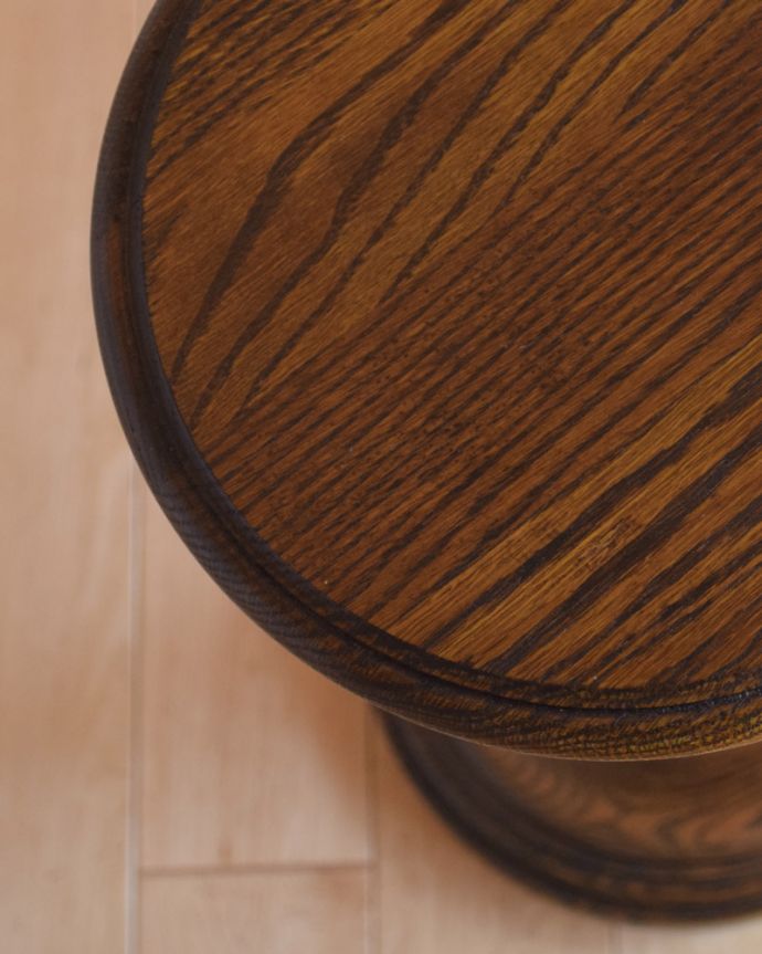 ロイドテーブル アンティーク家具 英国スタイルに似合うアンティーク家具、彫りのきれいなプランツスタンド(花台)。流れるような木目が美しいです。(j-1786-f)