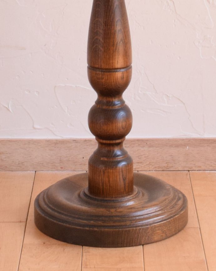 ロイドテーブル アンティーク家具 英国スタイルに似合うアンティーク家具、彫りのきれいなプランツスタンド(花台)。しっかりテーブルを支えます。(j-1786-f)