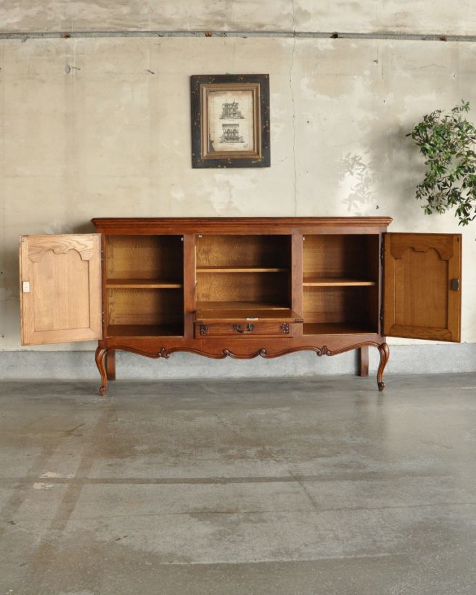 サイドボード アンティーク家具 フランスの素敵なアンティーク家具、彫りが美しい木製のサイドボード。扉の奥には見せたくないものを収納できます!生活感のあるものは、引き出しと扉の奥に何でも収納しちゃいましょう。(j-1788-f)