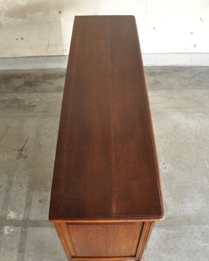 サイドボード アンティーク家具 フランスの素敵なアンティーク家具、彫りが美しい木製のサイドボード。天板もピカピカにお直ししました。(j-1788-f)