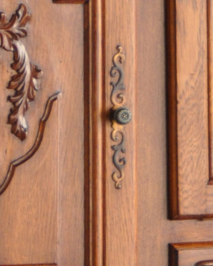 サイドボード アンティーク家具 フランスの素敵なアンティーク家具、彫りが美しい木製のサイドボード。凝った繊細な装飾が、フランスらしいです。(j-1788-f)