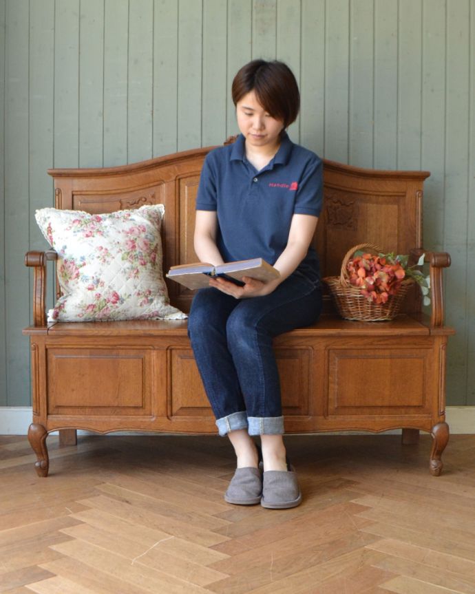 ロイドルームボックス アンティーク家具 フランスの素敵なアンティーク家具、木製のベンチボックス。玄関やダイニングにちょっと置けば、腰掛けるベンチとしても使えます。(j-1789-f)