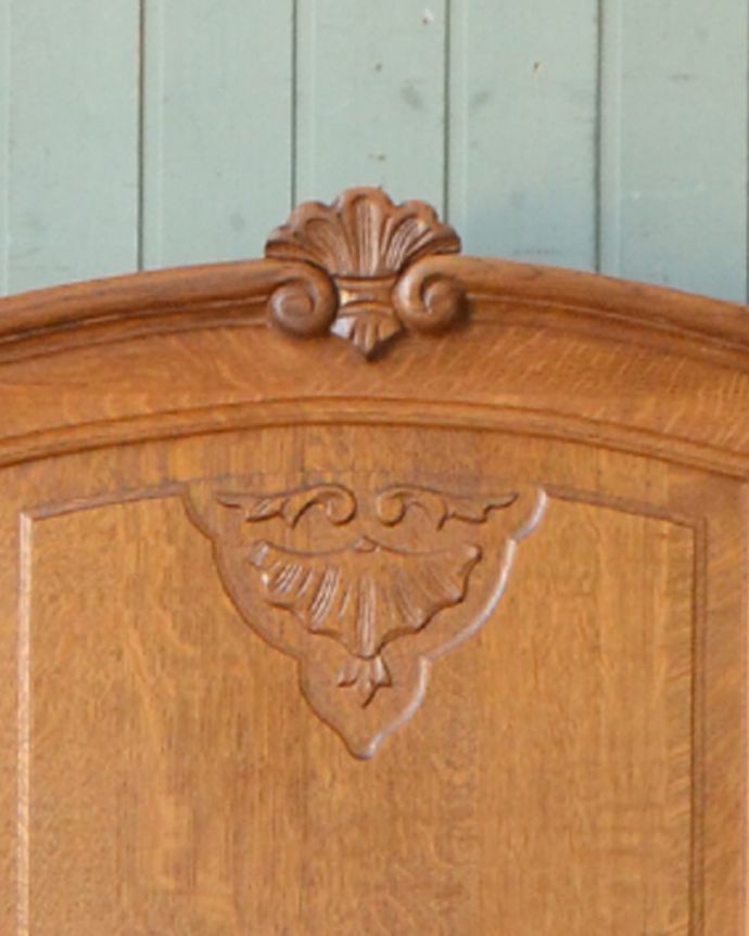 ロイドルームボックス アンティーク家具 フランスの素敵なアンティーク家具、木製のベンチボックス。植物があしらわれた装飾にはどこか和の美しさを感じます。(j-1789-f)