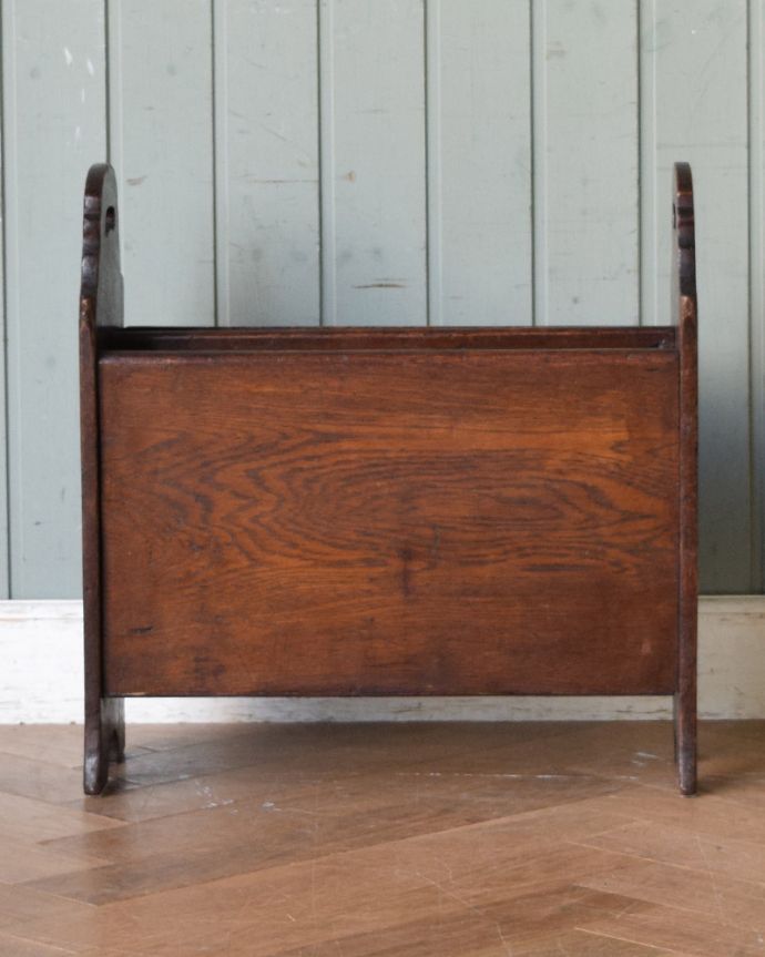 マガジンラック アンティーク家具 木製のアンティークフランス家具、仕切りが付いた便利なマガジンラック。持ち運びも楽なので、使いたいところで使ってくださいね。(j-1791-f)