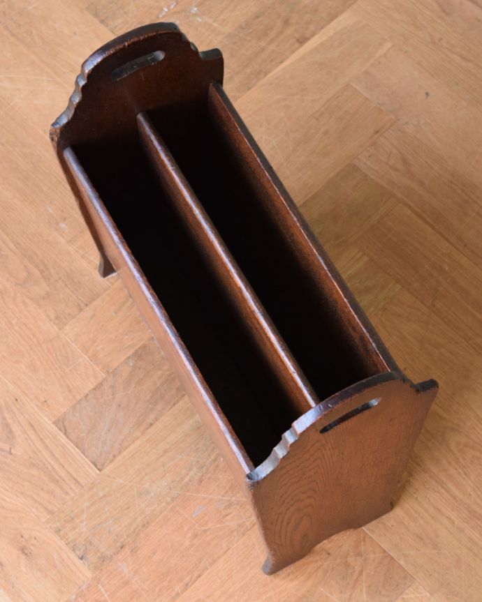 マガジンラック アンティーク家具 木製のアンティークフランス家具、仕切りが付いた便利なマガジンラック。アンティークは新品ではないので、経年変化によるキズはありますが、専門の職人によって目立たないようにキレイにお直しをしています。(j-1791-f)