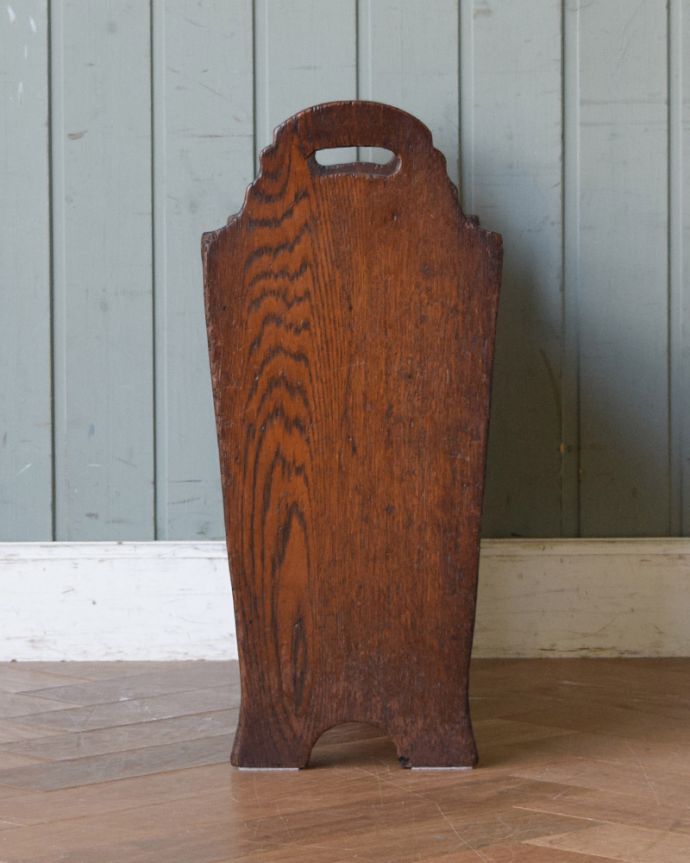 マガジンラック アンティーク家具 木製のアンティークフランス家具、仕切りが付いた便利なマガジンラック。スマートなので、どこに置いても邪魔になることはありません。(j-1791-f)