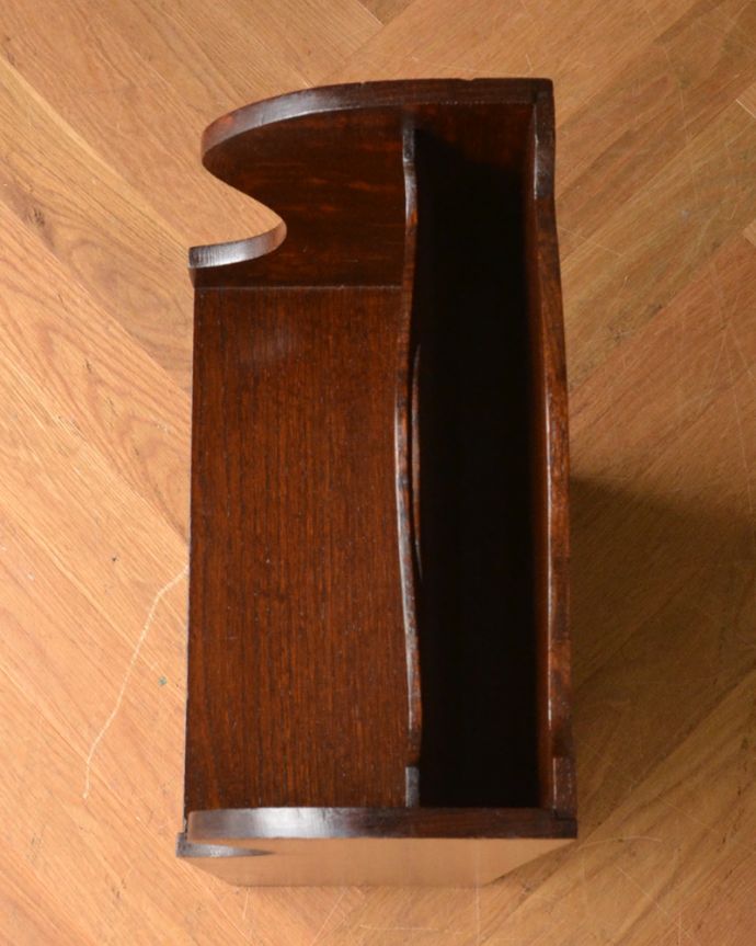 マガジンラック　アンティーク家具　英国の小さなアンティーク家具、持ち手が付いた便利な木製のマガジンラック。上にも本や新聞が収納できます。(j-1792-f)