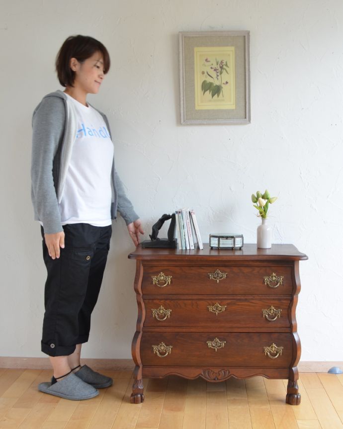 アンティークのチェスト アンティーク家具 ヨーロッパの美しい小さなアンティーク家具、フランスの3段チェスト。美しい曲線美がフランスらしいんです。(j-1793-f)