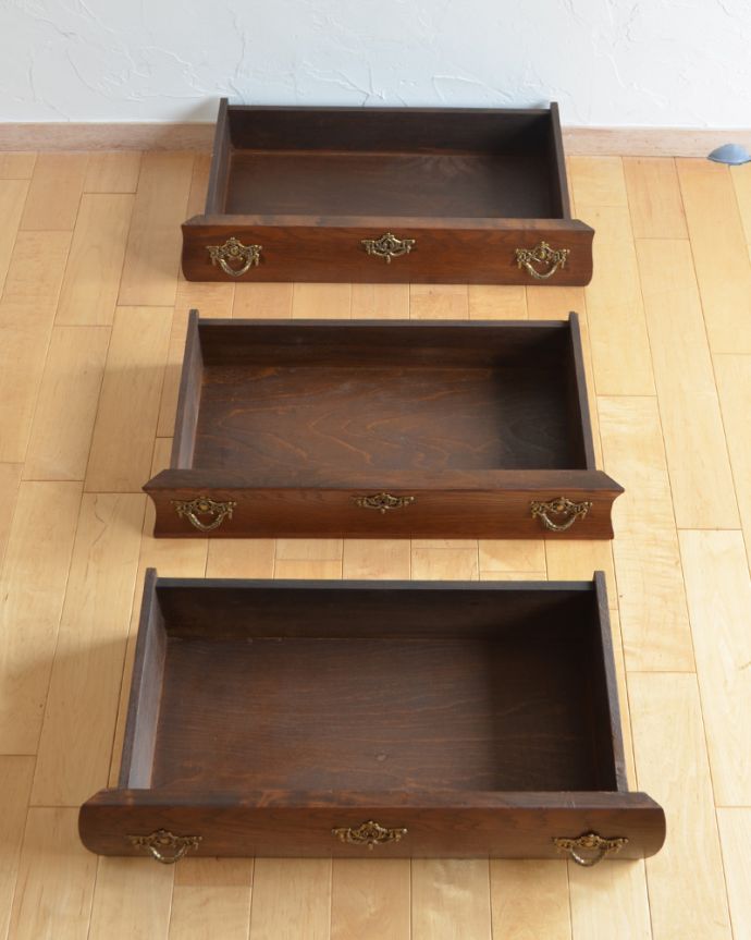 アンティークのチェスト アンティーク家具 ヨーロッパの美しい小さなアンティーク家具、フランスの3段チェスト。何を入れてもOK引き出しは3杯。(j-1793-f)