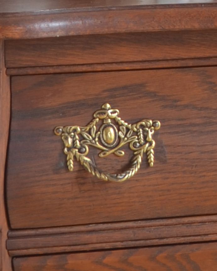 アンティークのチェスト アンティーク家具 ヨーロッパの美しい小さなアンティーク家具、フランスの3段チェスト。開ける度にワクワクする取っ手エンブレムをモチーフにした優雅なデザインの取っ手。(j-1793-f)