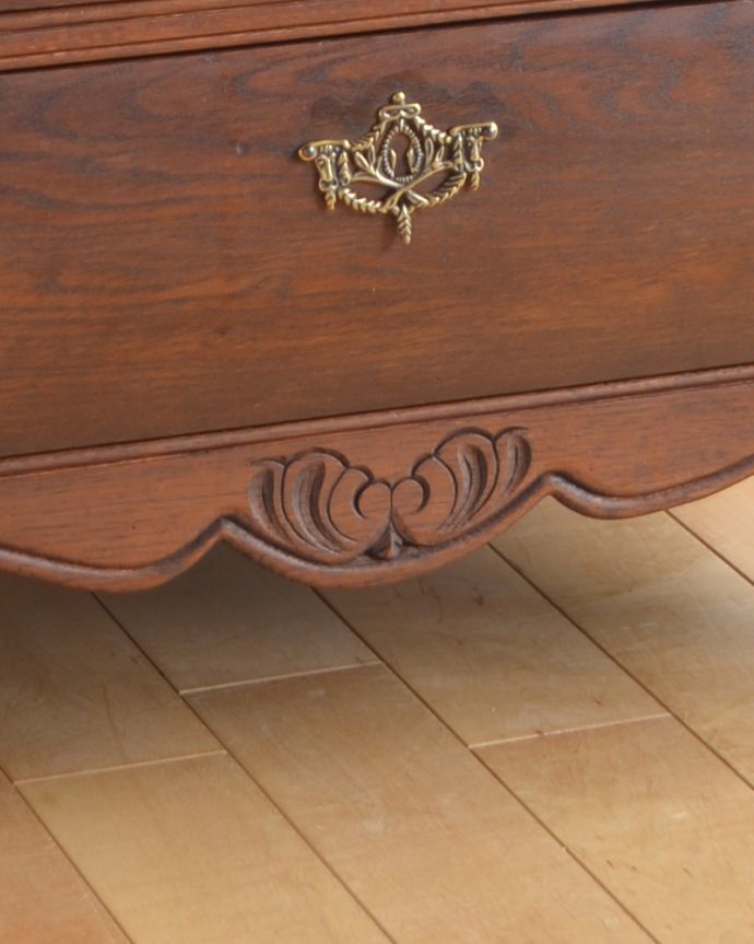 アンティークのチェスト アンティーク家具 ヨーロッパの美しい小さなアンティーク家具、フランスの3段チェスト。やっぱり彫が一番!何と言ってもフランスらしい優雅で上品なデザインです。(j-1793-f)