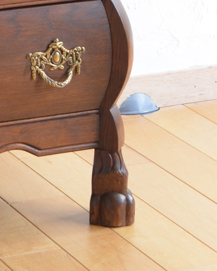 アンティークのチェスト アンティーク家具 ヨーロッパの美しい小さなアンティーク家具、フランスの3段チェスト。幸せを運んでくれるデザインどっしり貫禄のある脚先は、幸せを運んでくれるクロウ&ボール。(j-1793-f)