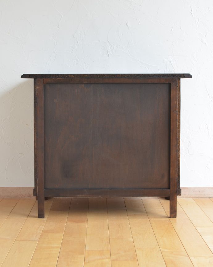 アンティークのチェスト アンティーク家具 ヨーロッパの美しい小さなアンティーク家具、フランスの3段チェスト。メンテナンスしてあるので後姿もキレイ!アンティークは新品ではないので、もちろん経年変化によるキズはありますが、専門の職人が目立たないようキレイにお直しをしているので、後姿までキレイです。(j-1793-f)